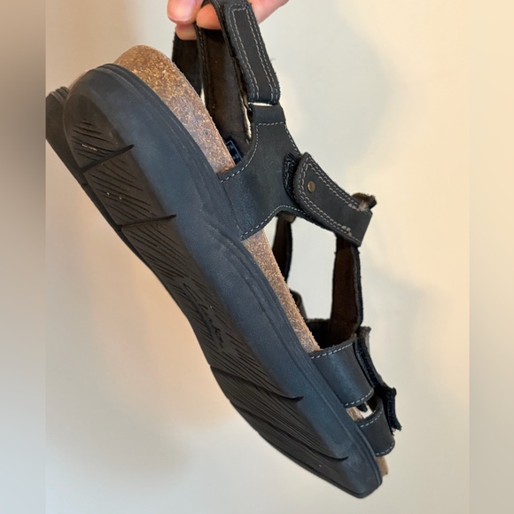 Clarks Black Sandals with shimmer size 8 GUC *Comfortable* adjustable straps - Picture 11 of 12